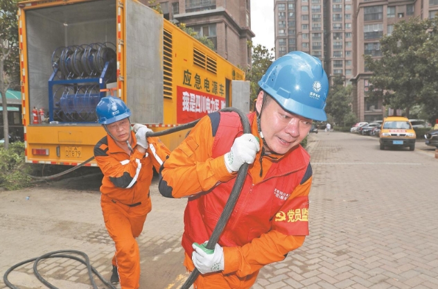 2021年7月，高新連心橋黨員服務隊隊員馳援河南鄭州抗洪搶險，開展電力搶修。四川成都高新供電公司供圖