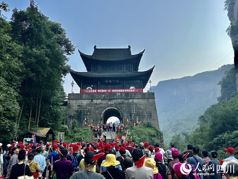 9月19日上午，銀發專列旅行團700余名游客走進劍門關。人民網記者 王波攝