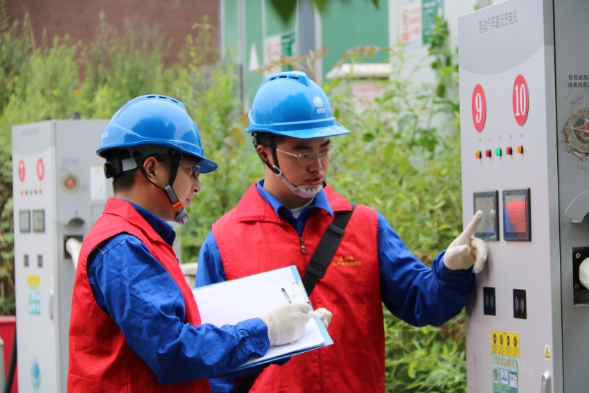 國家電網四川電力（天府新區雙流）連心橋共產黨員服務隊在云華新村檢查新能源充電樁設備。蘭小偉攝