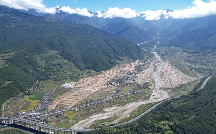 1800畝土地整理前后變化。四川省土地發展集團供圖