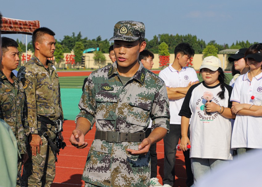 軍人向學生介紹軍營生活。資陽市委宣傳部供圖