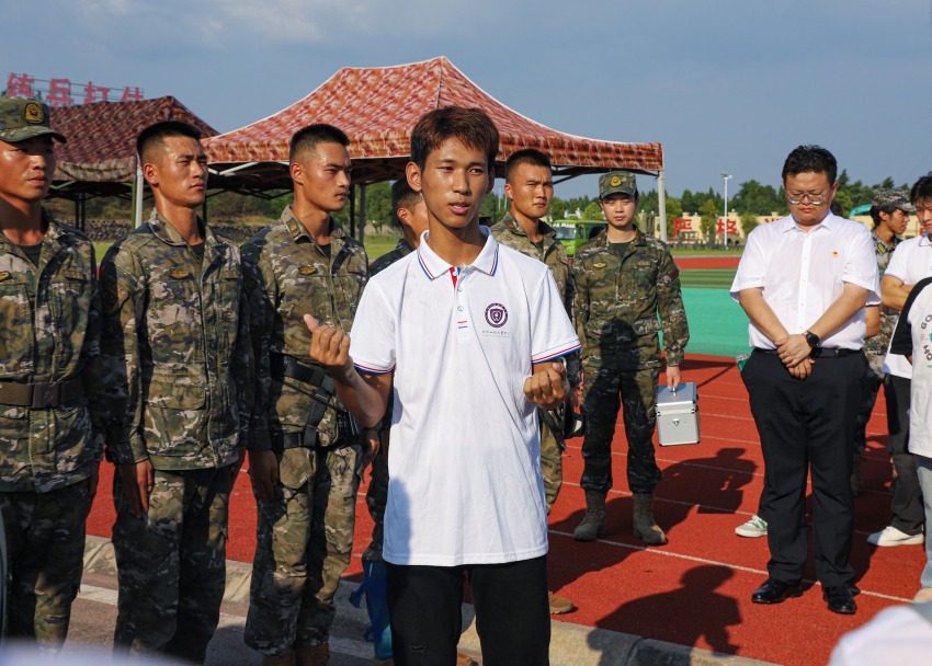 學子進軍營。資陽市委宣傳部供圖