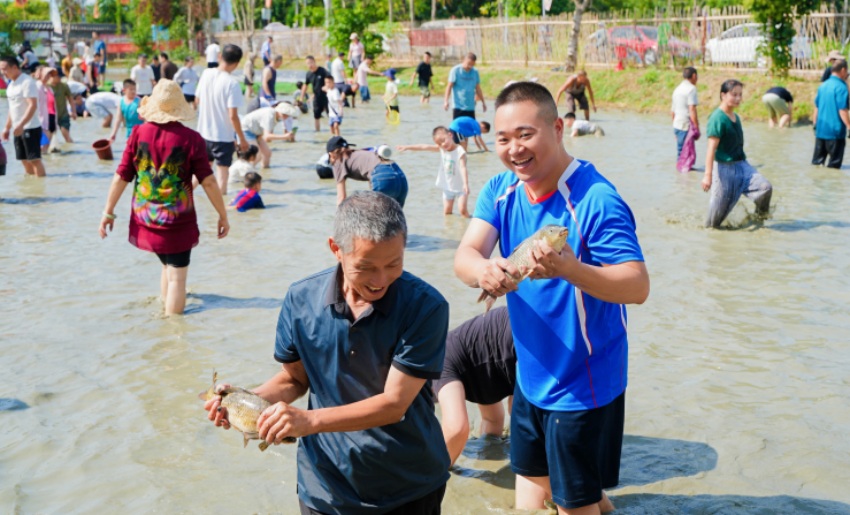 市民們正在歡樂摸魚。青白江區(qū)委宣傳部供圖