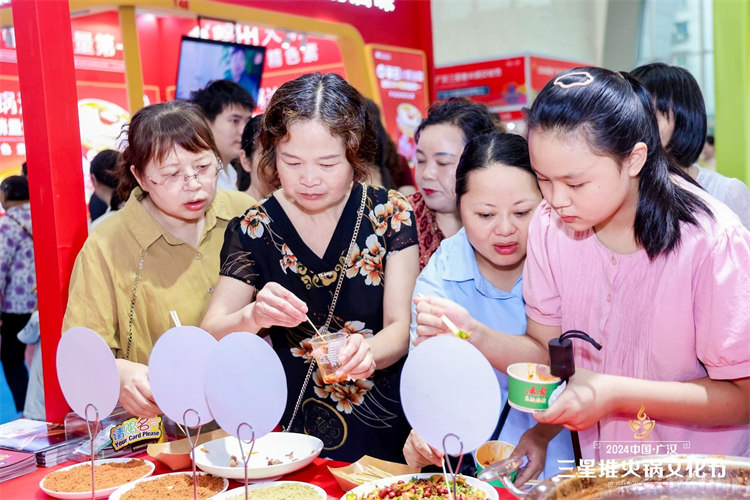 市民現場品嘗新鮮小吃。主辦方供圖