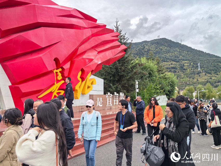 拉美記者參訪紅軍長征紀念碑碑園