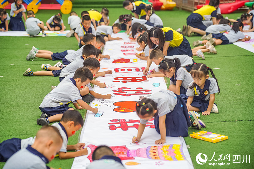 9月29日，眉山市彭山區(qū)幼兒園師生們在校園內(nèi)繪畫祝福祖國。翁光建攝