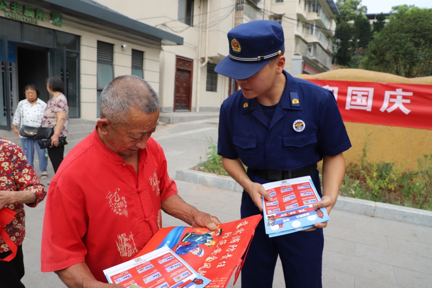 遂寧消防聯合社區開展國慶節前消防宣傳活動。四川省消防救援總隊供圖