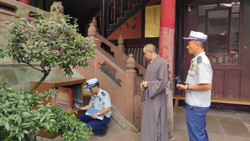 樂(lè)山消防走進(jìn)峨眉山景區(qū)報(bào)國(guó)寺檢查消防設(shè)施完好情況。四川省消防救援總隊(duì)供圖