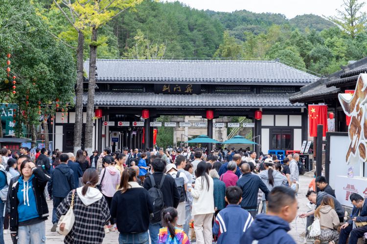 景區南門口游人如織。楊文波供圖