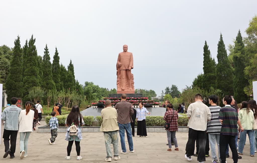 游客在陳毅元帥雕像前合影。孫小紅供圖