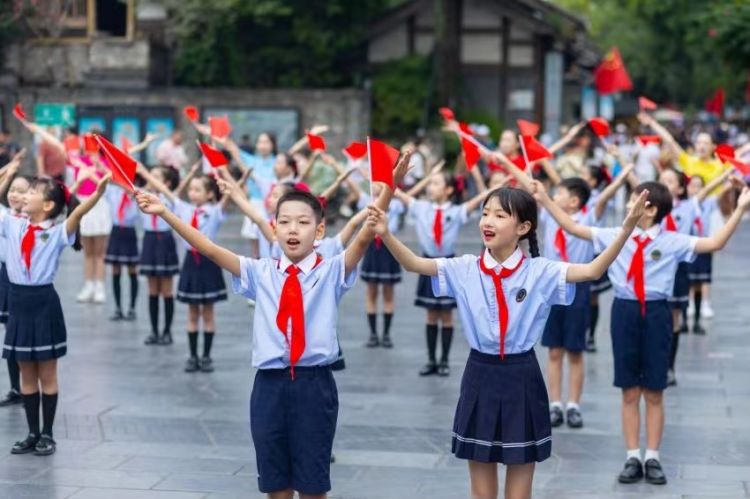 孩子們在寬窄巷子景區(qū)拍“我為祖國獻首歌”快閃。青羊區(qū)委宣傳部供圖