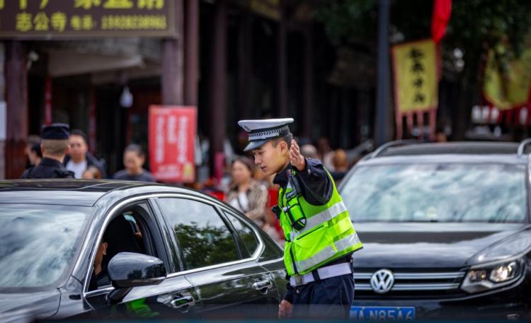 交警引導(dǎo)游客車(chē)輛通行。劍閣縣委宣傳部供圖