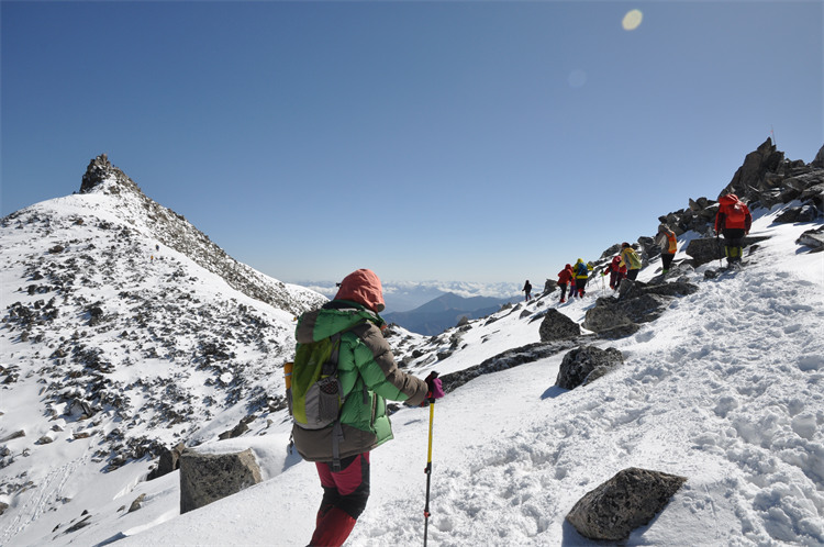 三奧雪山登山。黑水縣文廣旅局供圖