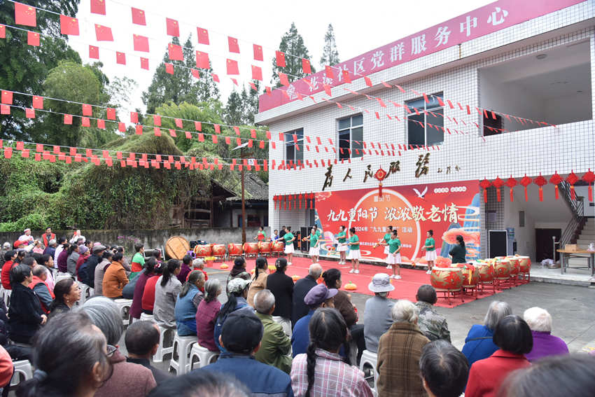 洪雅縣柳江鎮花溪社區“九九重陽節”活動現場，當地老人編排的節目深受大家喜愛。蒲訓訓供圖