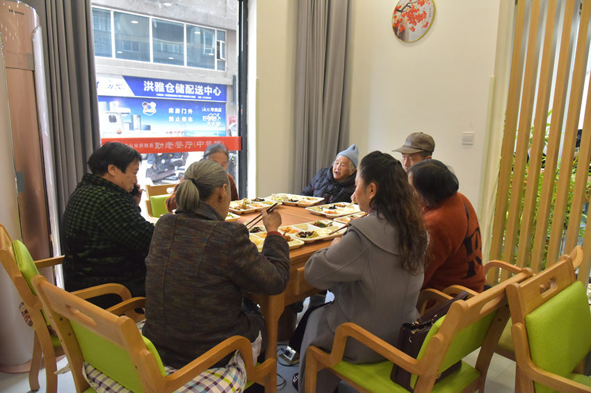 洪雅縣文塘社區助老餐廳雅康店，老人們正在用餐。蒲訓訓供圖