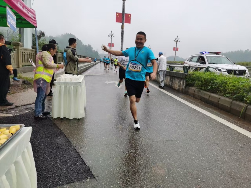 健康跑賽事參賽選手在補給站。安岳縣委宣傳部供圖