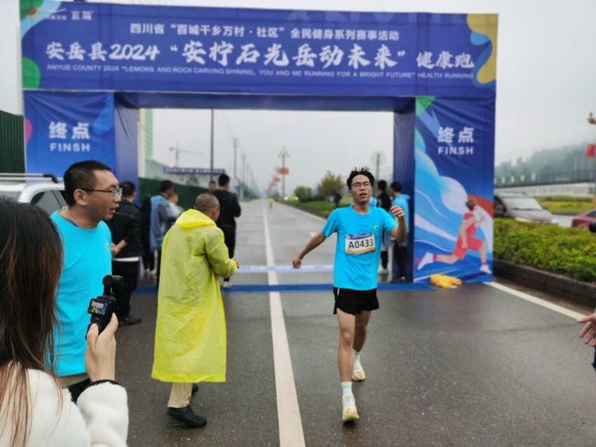 參賽選手成功到達終點。安岳縣委宣傳部供圖