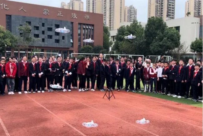 學生們在操場體驗無人機飛行。成都市金牛區委網信辦供圖