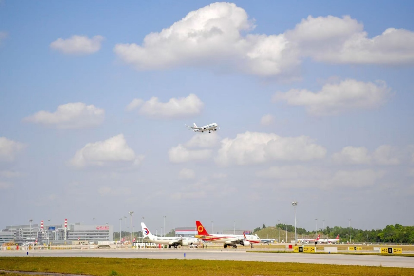 成都天府國際機場飛機起飛。東部新區供圖