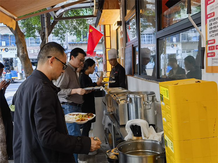 居民在社區食堂取餐。青羊區融媒體中心供圖