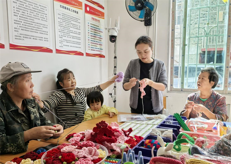 居民繡制木偶。郭放放供圖