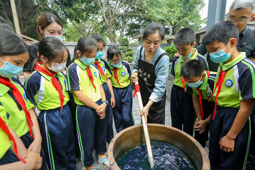 孩子們體驗本土絲綢非遺蠟染技藝。高坪區融媒體中心供圖