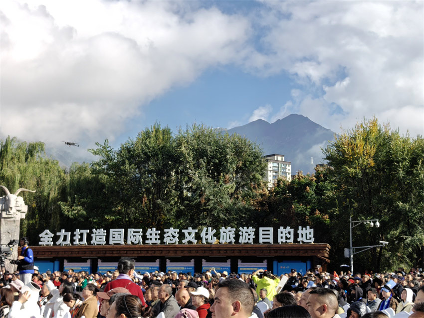 藍天白云，凈土阿壩，打造國際生態文旅目的地。人民網記者 劉海天攝