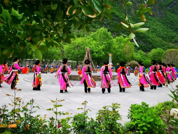 當地居民跳鍋莊。