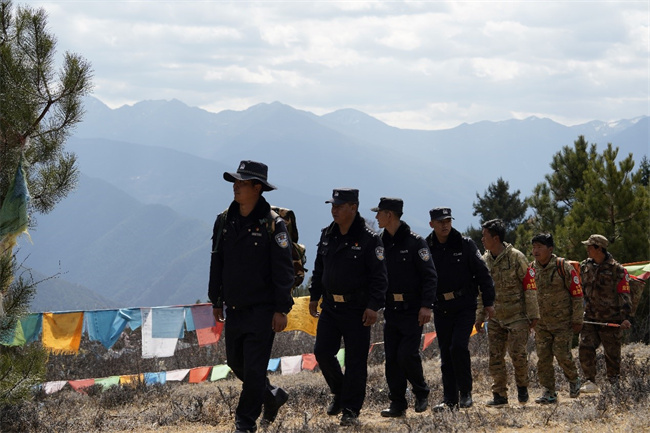 “軍警民”聯合在一線巡邏。涼山州公安局供圖