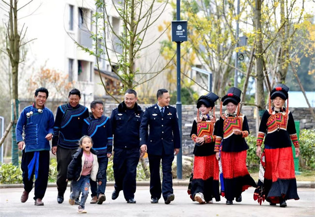 民警們和彝族同胞們交流。涼山州公安局供圖