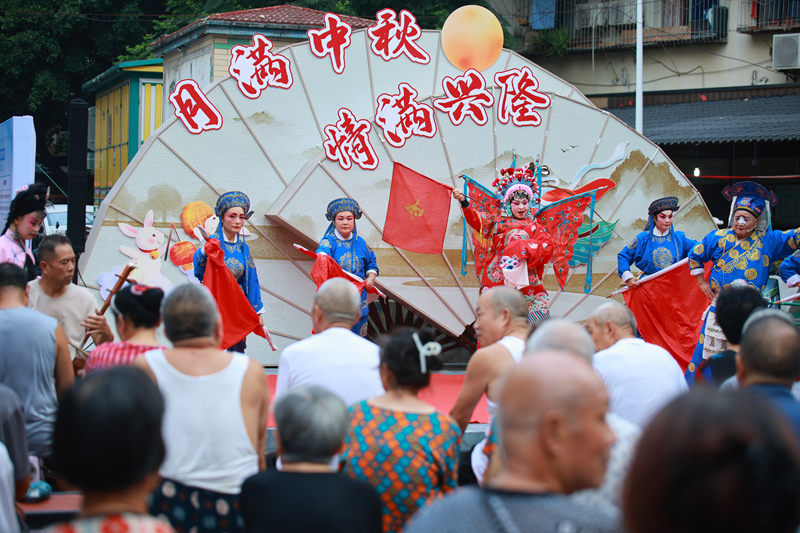 “金玉茶會”中秋活動中，川劇表演深受居民熱愛。受訪者供圖