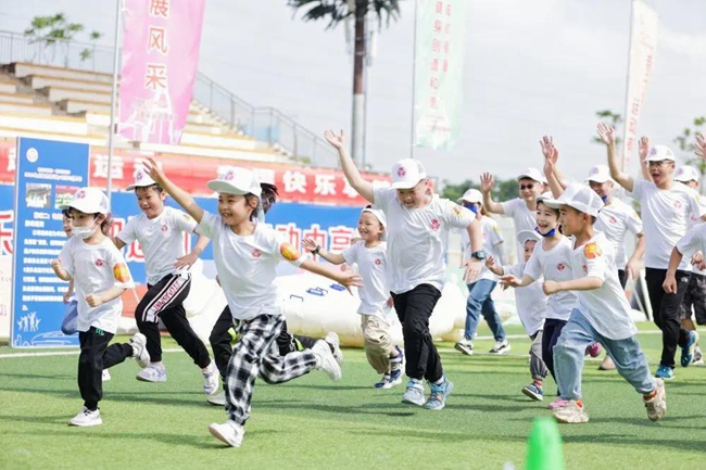 社區(qū)開展兒童友好親子運(yùn)動會。龍泉驛區(qū)委宣傳部供圖