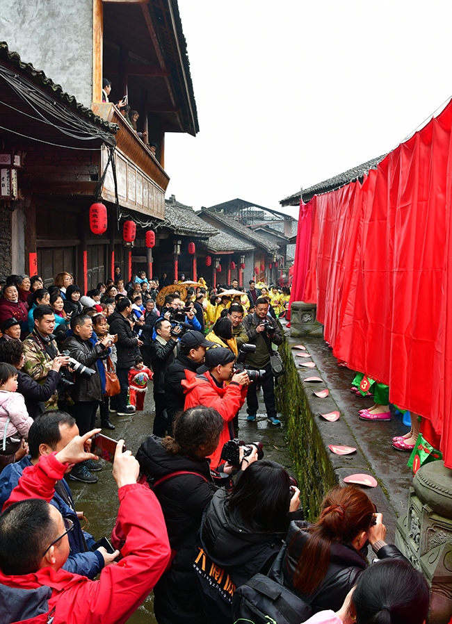 資料圖：“亮花鞋”民俗活動。張曉東攝