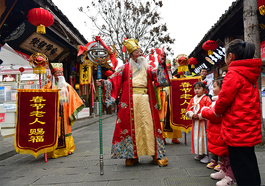 資料圖：“春節(jié)老人”賜福。張曉東攝