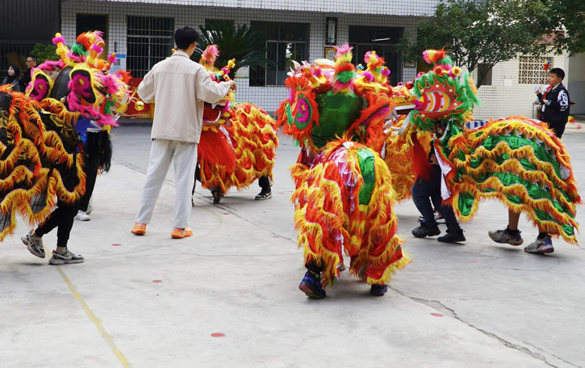 麒麟燈走進(jìn)校園，學(xué)生在練習(xí)表演技巧。犍為縣融媒體中心供圖