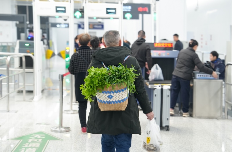 成都市民買菜歸家。成都軌道集團供圖