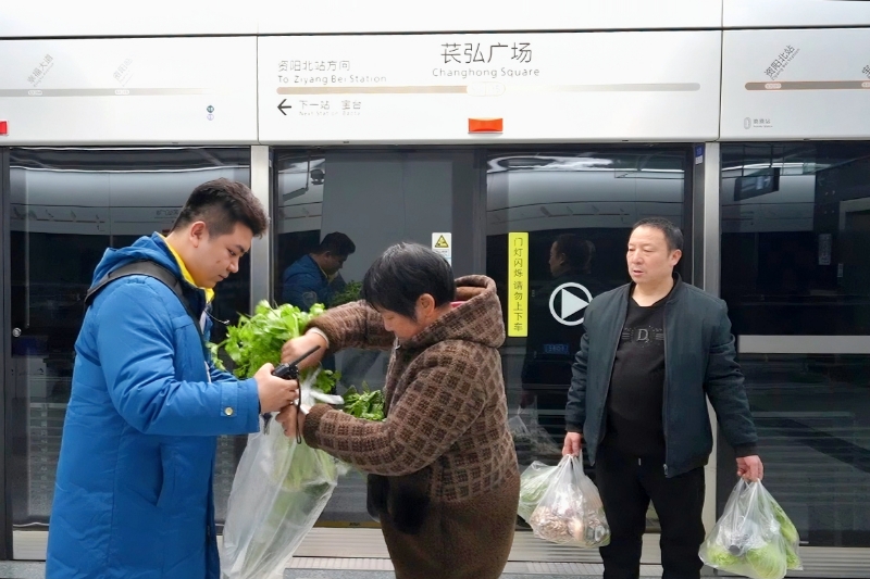 地鐵工作人員為市民提供打包袋。成都軌道集團供圖