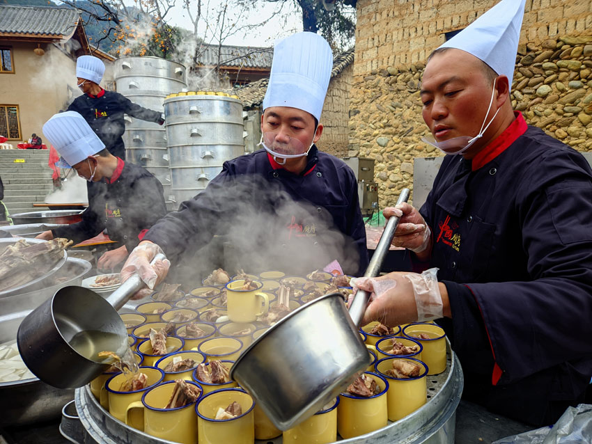 正在制作涼山特色的美食。冕寧縣文廣旅局供圖