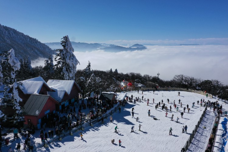 峨眉山滑雪場(chǎng)與云海相伴。主辦方供圖