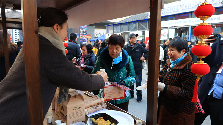 市民品嘗美食。李順成供圖