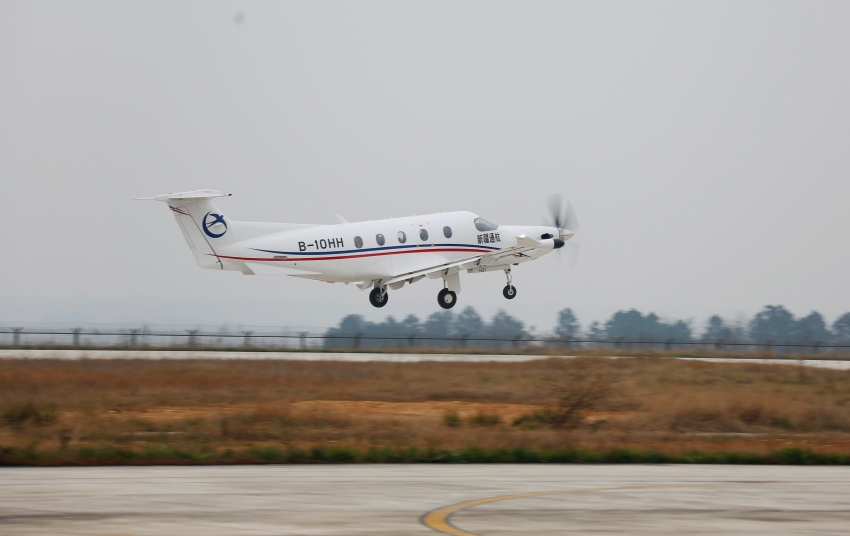 一架載著7名游客的皮拉圖斯PC-12飛機(jī)從北川永昌機(jī)場(chǎng)起飛。北川縣委宣傳部供圖