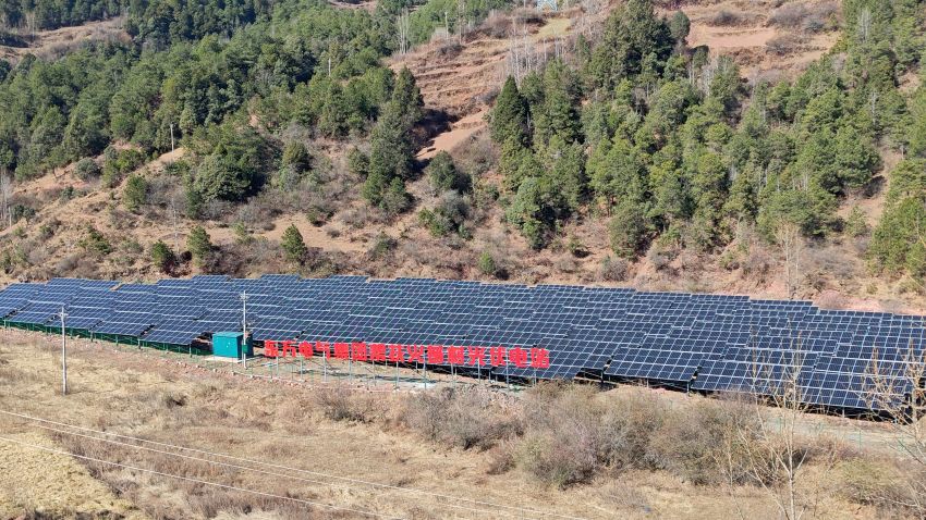 東方電氣集團幫扶昭覺縣火普村光伏電站。東方電氣集團供圖