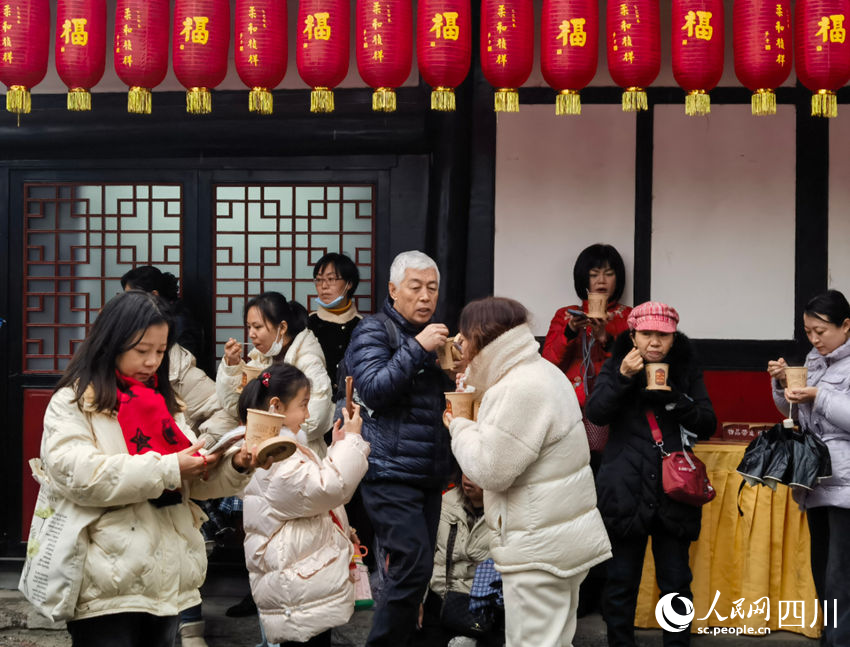 廟會現場，市民品嘗免費臘八粥。人民網記者 王波攝