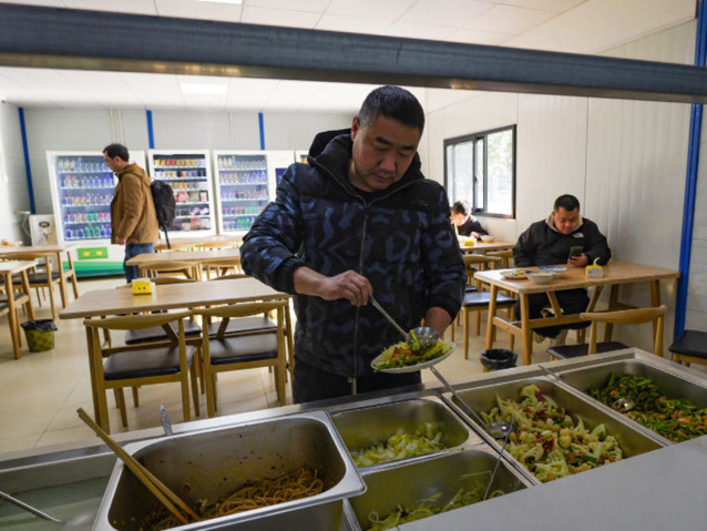 充電站小食堂豐富的菜品，滿足了顧客的需求 。曾宇攝