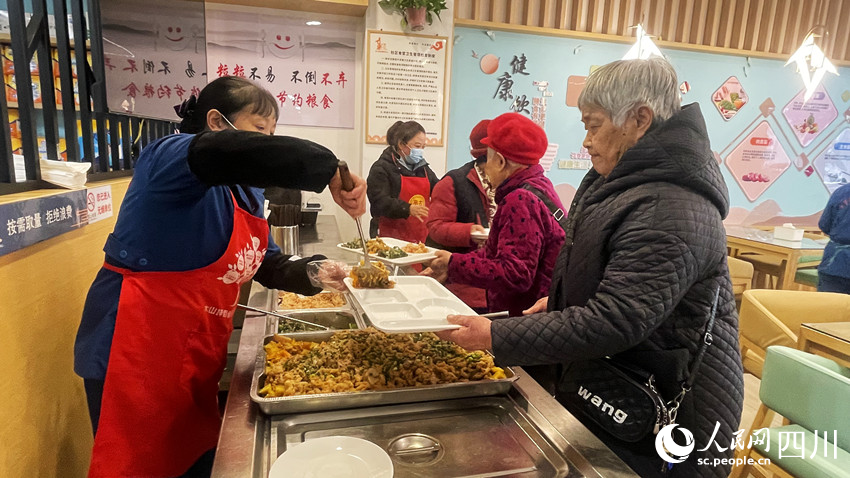 社區(qū)居民到老年助餐點(diǎn)用餐。周菁攝