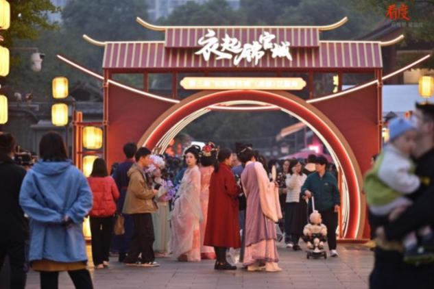 成都推動漢服“破圈”、產業“擴圈”