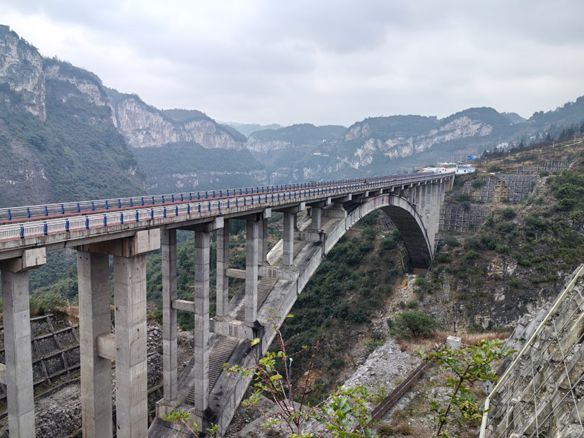 雄偉的雞鳴三省大橋。人民網記者 劉海天攝