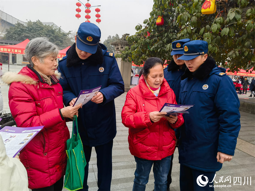 羅江消防救援支隊向市民普及防火知識。實習生 馮子芯攝