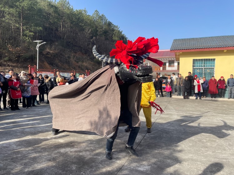 非遺張公嶺牛燈表演。郭桂花供圖