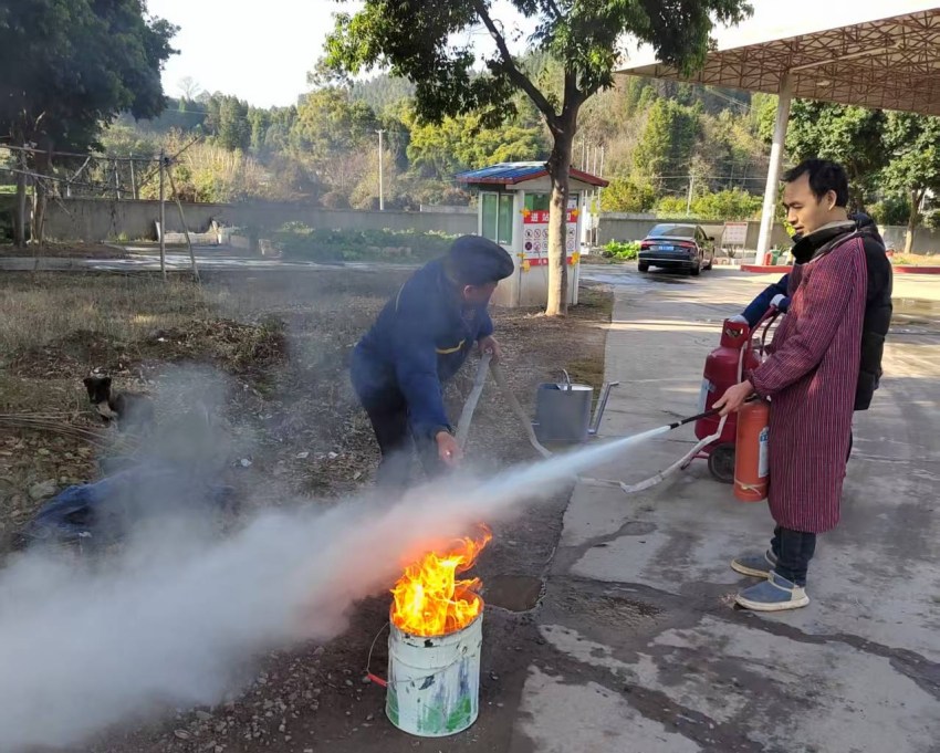 正在培訓使用滅火器。眉山天府新區救援大隊供圖